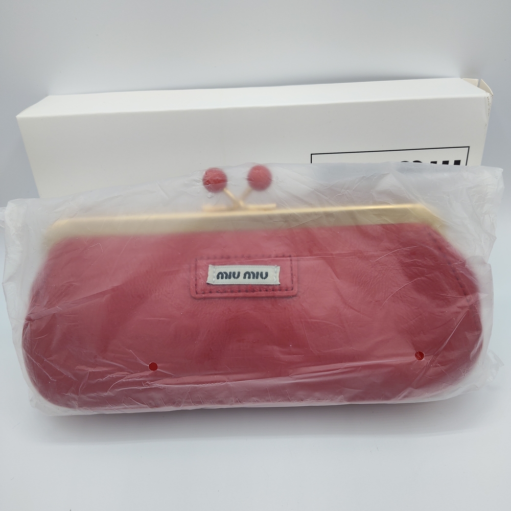 Miu Miu Red Patent Kiss-Lock Chain Clutch Purse w/ Box & Gold Hardware
 NIB NIP - Picture 5 of 8
